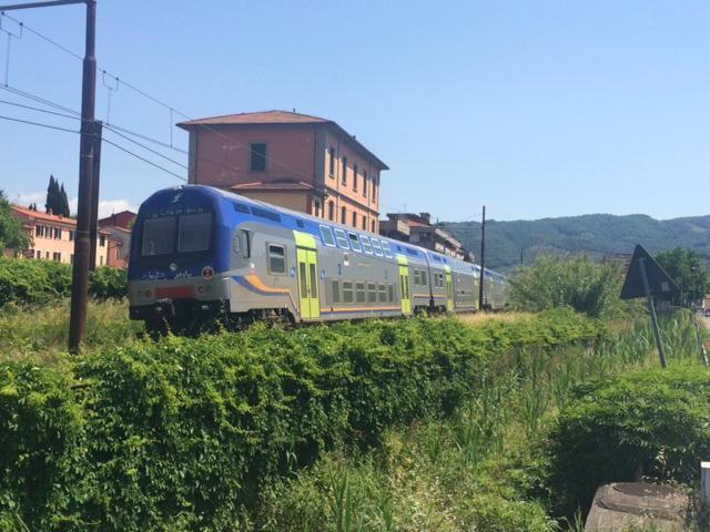 Il caos dei treni: guasti, ritardi e 45 minuti per far scendere un disabile 