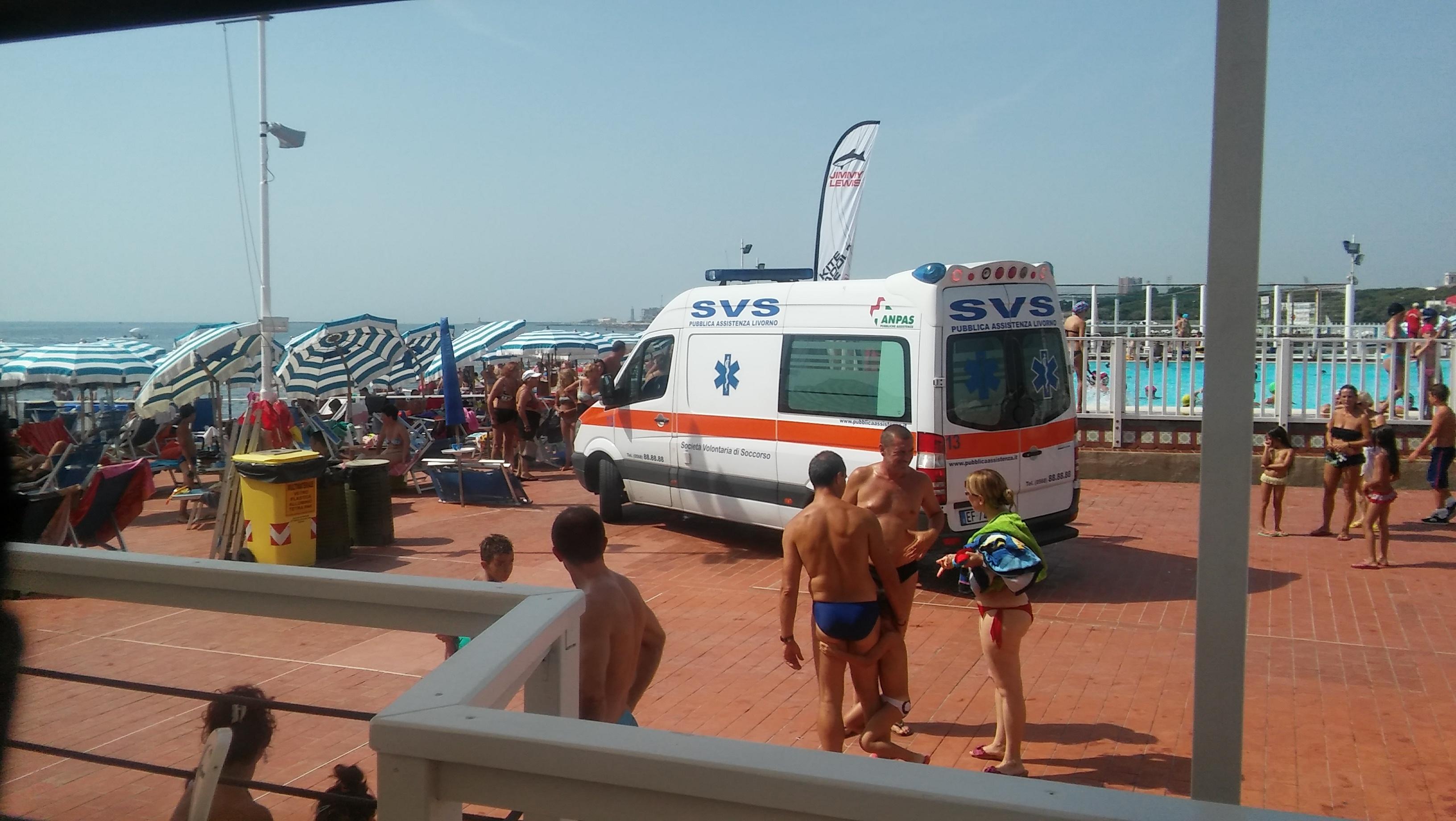 Ragazzina si sente male ai bagni Lido