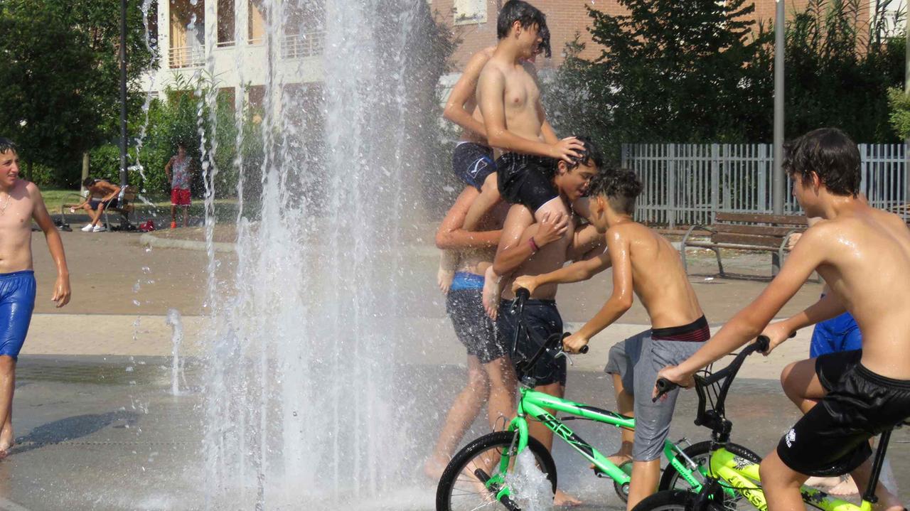 I ragazzi fanno il bagno nella fontana di Tobbiana (foto Batavia)