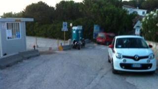Una catena chiude l'area di sosta a Capobianco