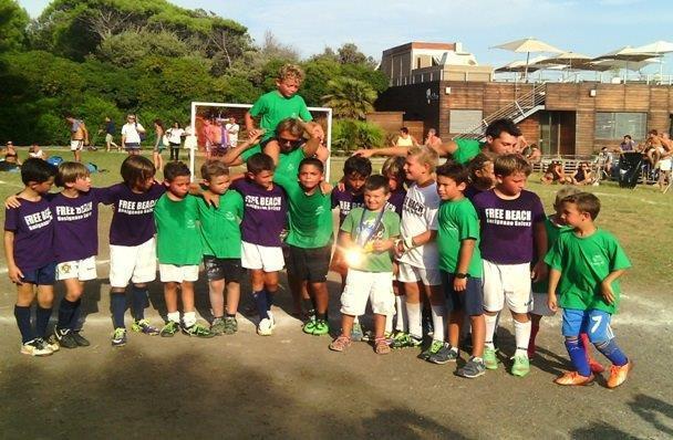 La squadra vincitrice della scorsa edizione Free Beach di Rosignano con i secondi classificati