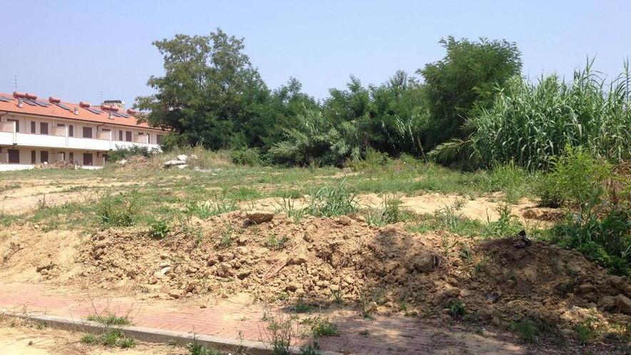 Da magazzino del cantiere a giardino per la frazione