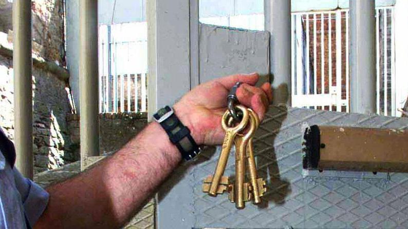Fa visita al padre disabile viene licenziato in tronco