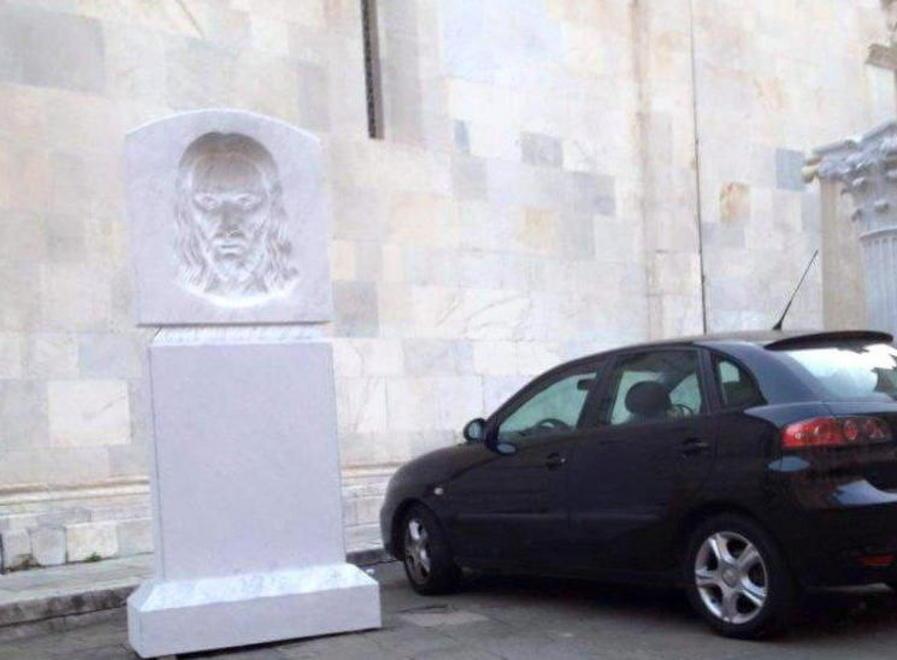 «Centro storico mal gestito auto fra le sculture»