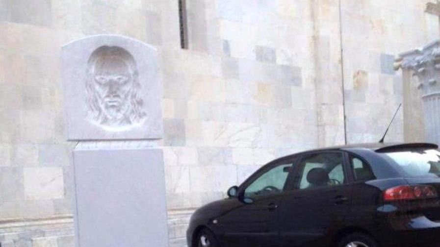 «Centro storico mal gestito auto fra le sculture»