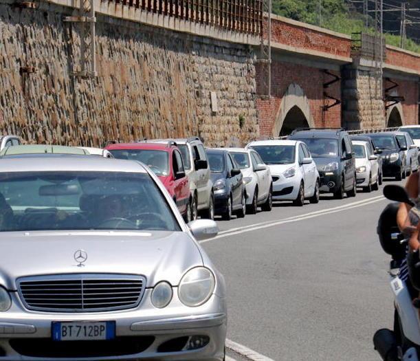 Auto travolge una scooterista Scontro frontale, 2 bimbi feriti