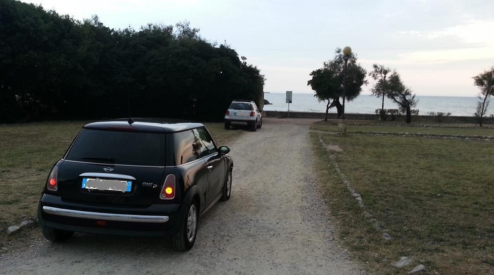 I furbetti della sosta: auto nei prati sul mare per fare meno strada