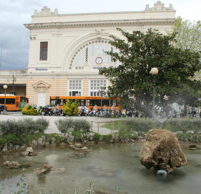 Davanti all’ingresso la non-piazza in dolce stil Bucarest