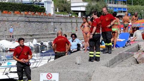 Crolla il moletto, via i bagnanti