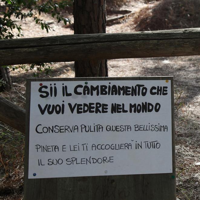 Alghero, cestini dei rifiuti e cartelli invitano a tenere pulita la pineta