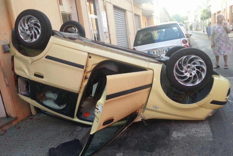 Scontro tra auto all’incrocio: una Fiat Panda si ribalta