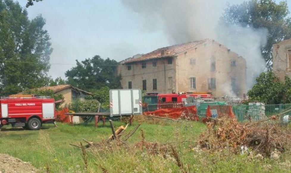 Incendiata casa con “discarica”, si indaga