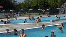 Scivolo e idromassaggio in piscina contro il gran caldo