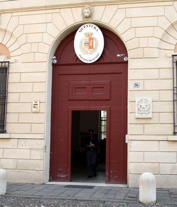 Due giovani stranieri non in regola 