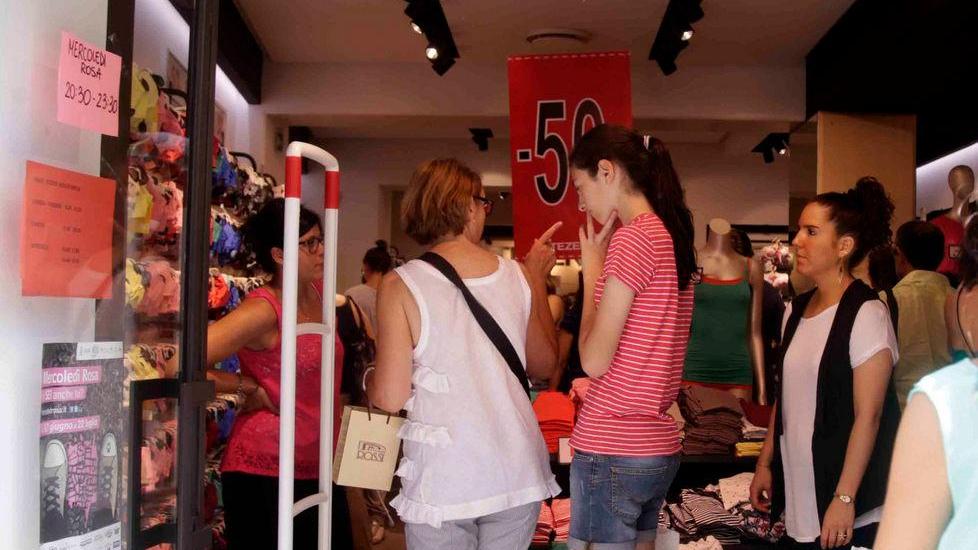 Saldi, partenza soft nei negozi del centro complice la canicola