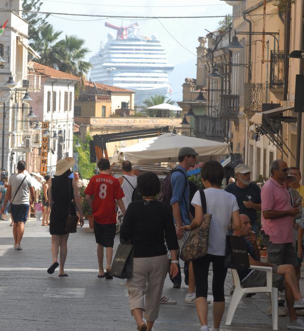 Turisti nelle vie del centro storico di Olbia