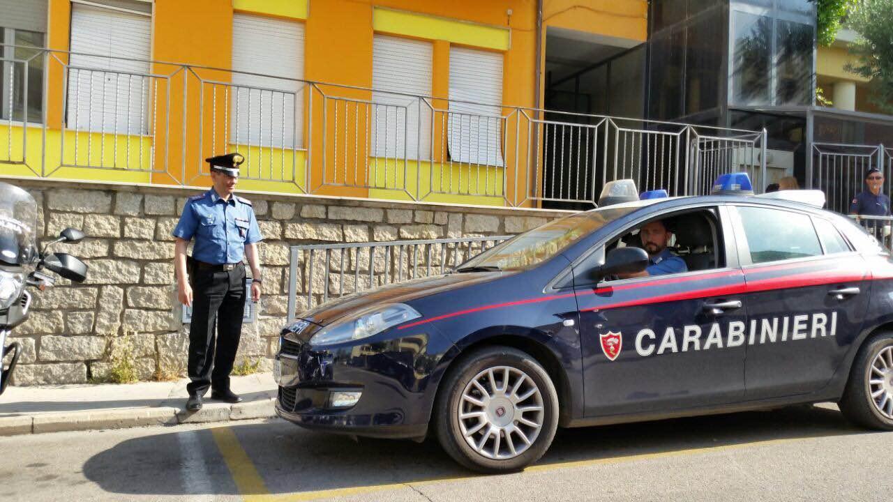 I carabinieri all'esterno della scuola materna di via Gallura (Foto Gavino Sanna)