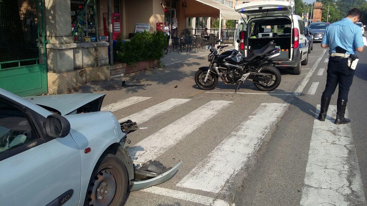 In moto contro un'auto, grave un giovane motociclista