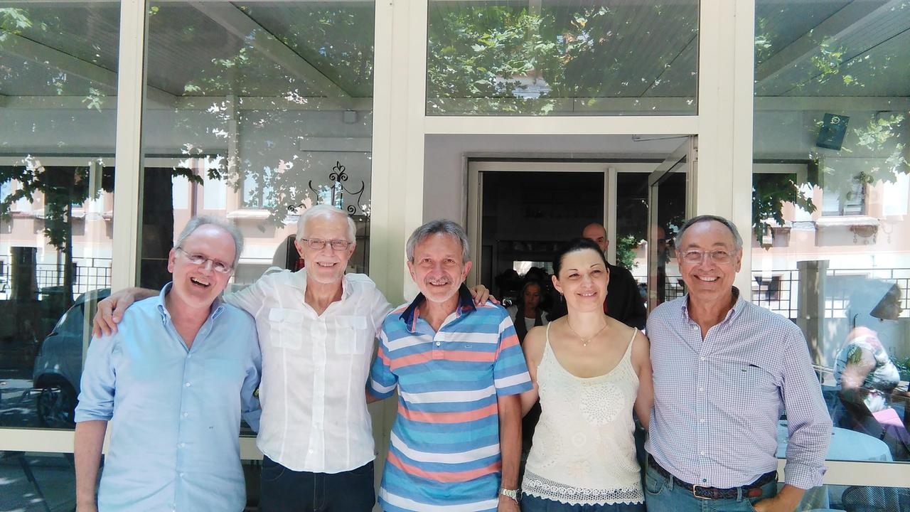 La festa per il pensionamento di Sergio Tommei (secondo da sinistra) con il sindaco e alcuni assessori