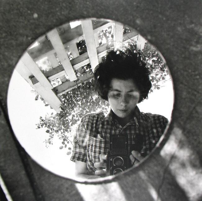 Autoritratto del giugno 1953: una delle foto di Vivian Maier che saranno esposte al Man