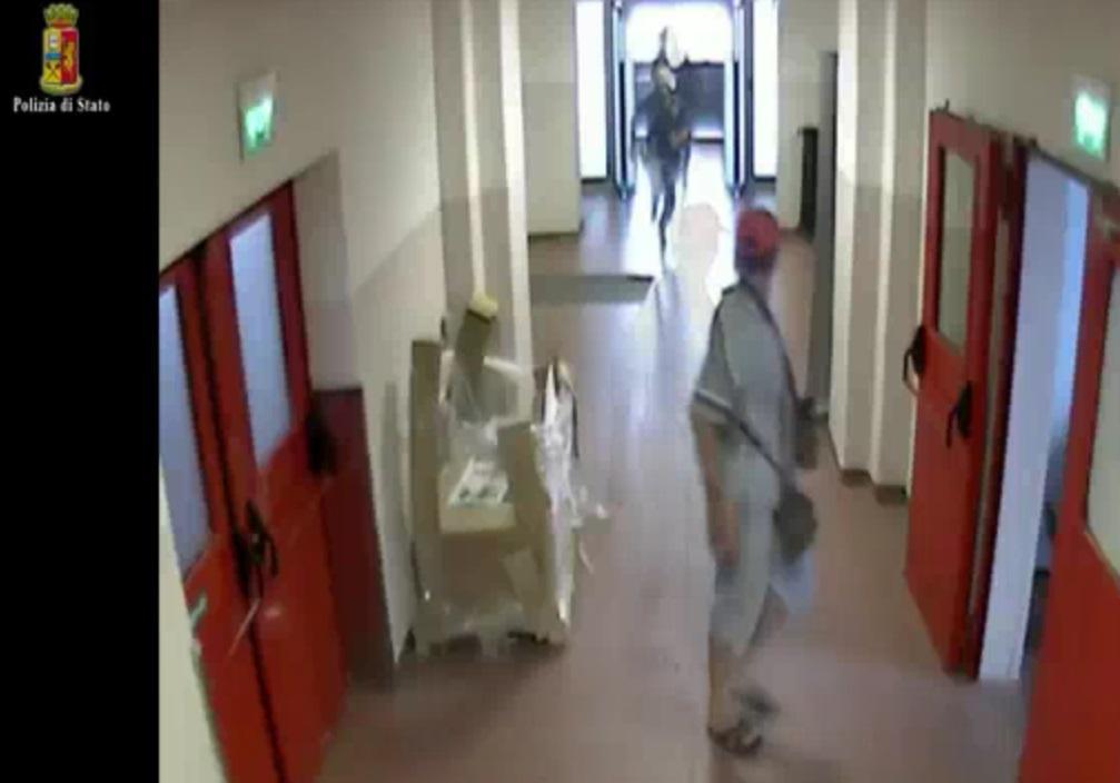 Filmati e arrestati dalla polizia mentre rubano all'Usl