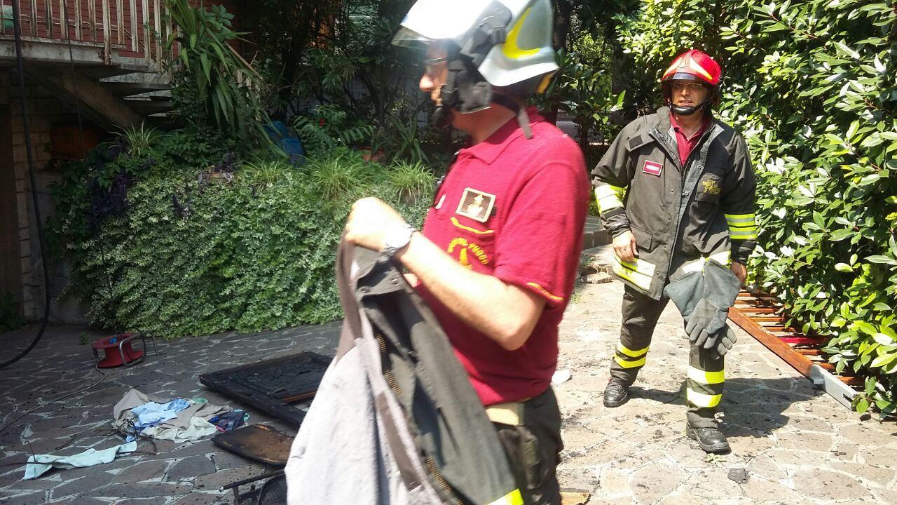 Va a fuoco la casa, intossicata una persona