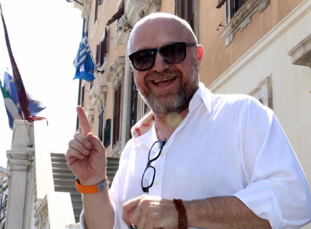 Il sindaco Filippo Nogarin mostra la bandiera greca che sventola su Palazzo Civico (Marzi Pentafoto)