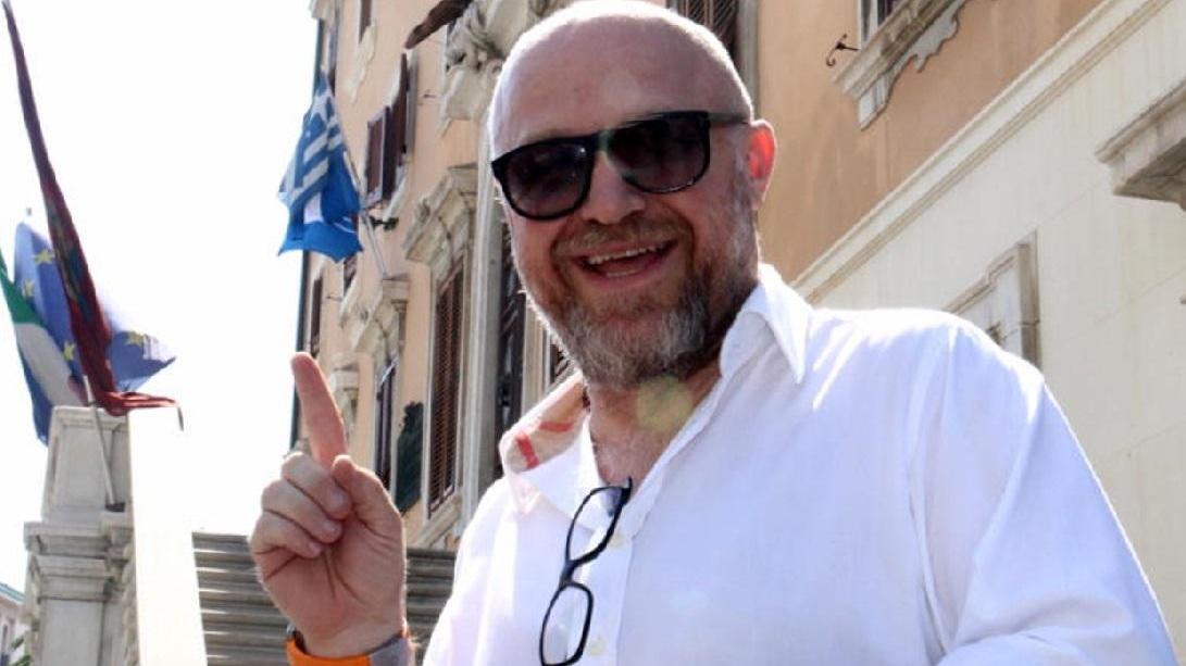 Il sindaco Filippo Nogarin mostra la bandiera greca che sventola su Palazzo Civico (Marzi Pentafoto)