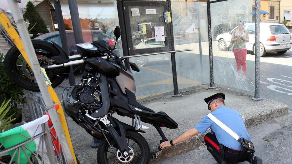 Auto di turisti investe una moto: ferito ragazzo di 17 anni