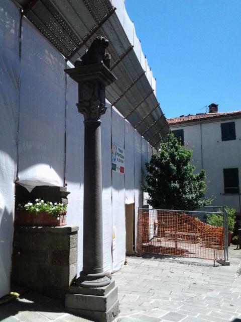 I ponteggi che coprono la facciata del Palazzo dei Capitani a Cutigliano
