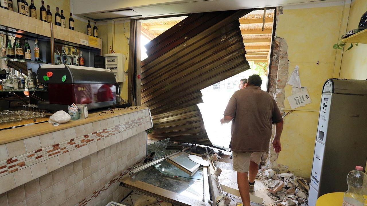 L'interno dle bar devastato dai ladri (Foto Agenzia Carlo Sestini)
