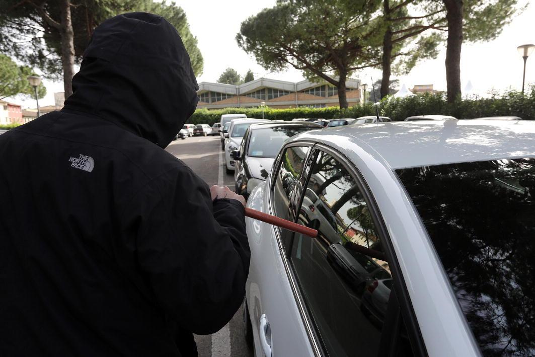 I ladri hanno sfondato il vetro dell'auto (foto d'archivio)