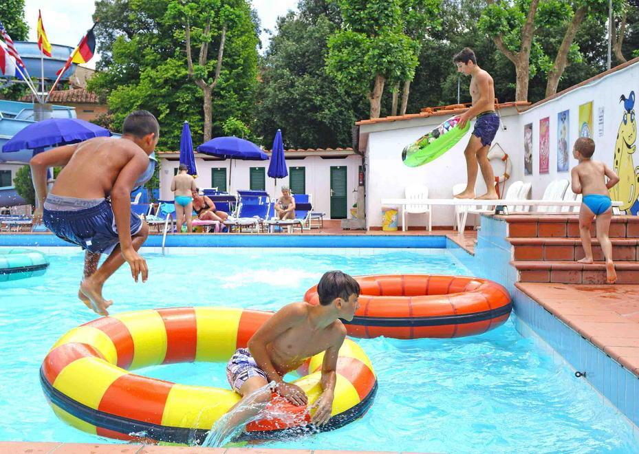 Contro l’afa è assalto alle piscine 
