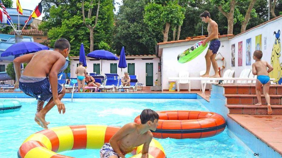 Contro l’afa è assalto alle piscine