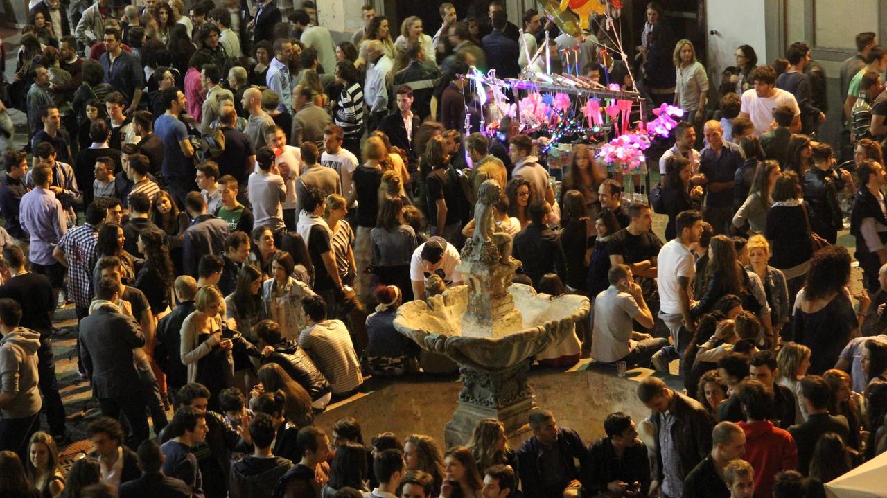 Folla intorno alla fontana del Bacchino