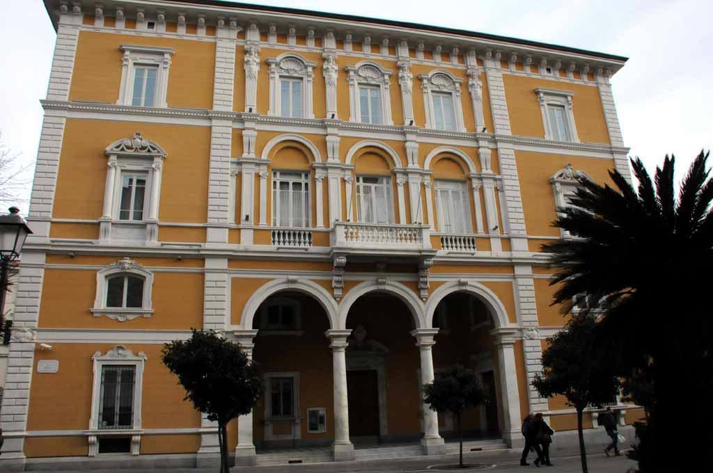 La sede della Cassa di Risparmio di Carrara