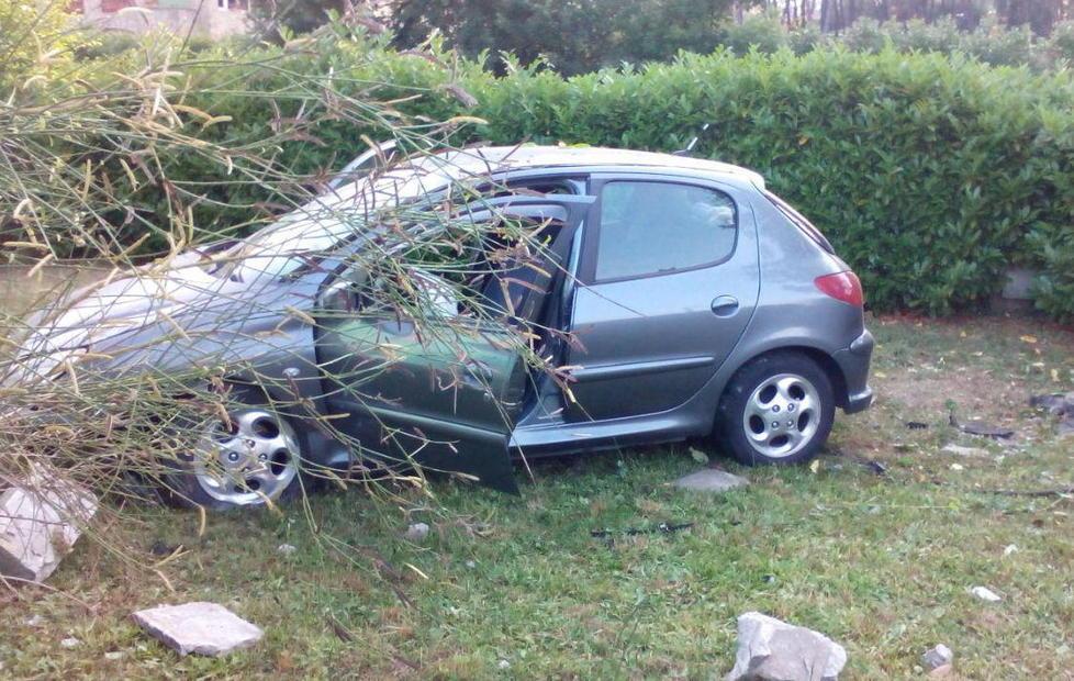 Auto sfonda recinzione: due ragazze ferite