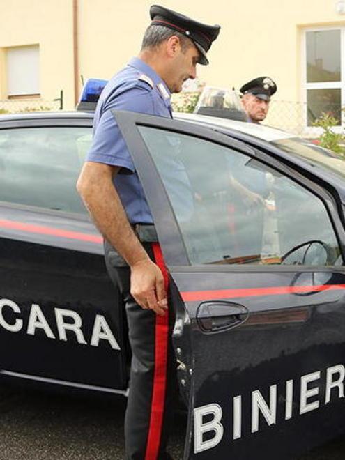 Lo abbracciano e lo derubano, bloccate da un carabiniere