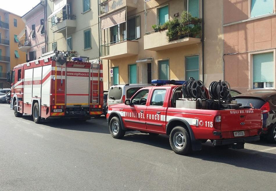 Cade l’intonaco, anziana ferita a una mano