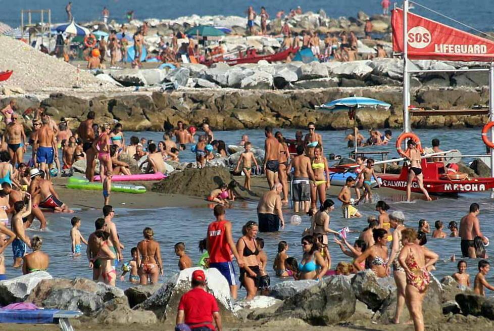 Il mare fa il tutto esaurito: strisce blu prese d’assalto