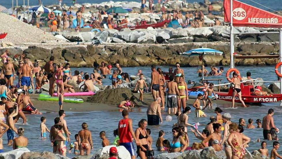 Il mare fa il tutto esaurito: strisce blu prese d’assalto