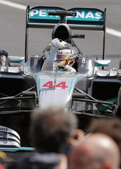Hamilton re sotto la pioggia 