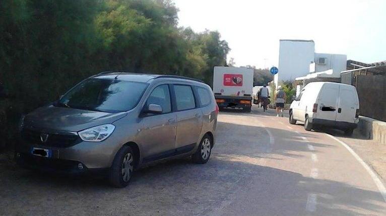 Furgoni e auto in sosta sulla ciclabile