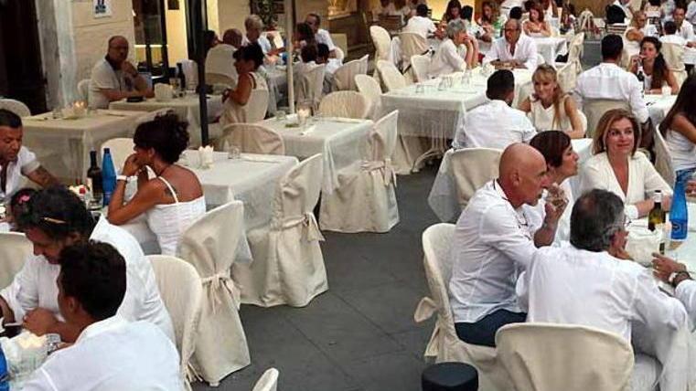 La Cena in bianco è con il botto