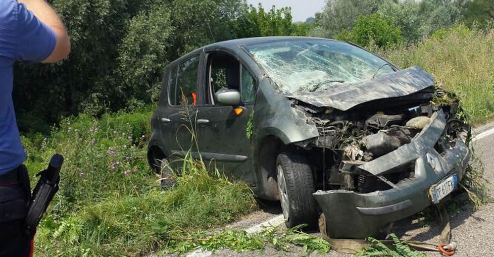 Auto si ribalta e finisce nelle acque del Reno 