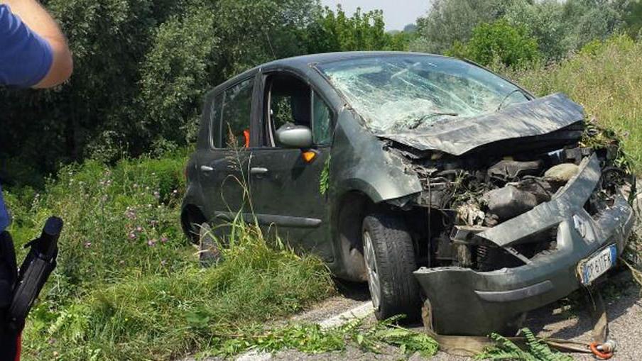 Auto si ribalta e finisce nelle acque del Reno