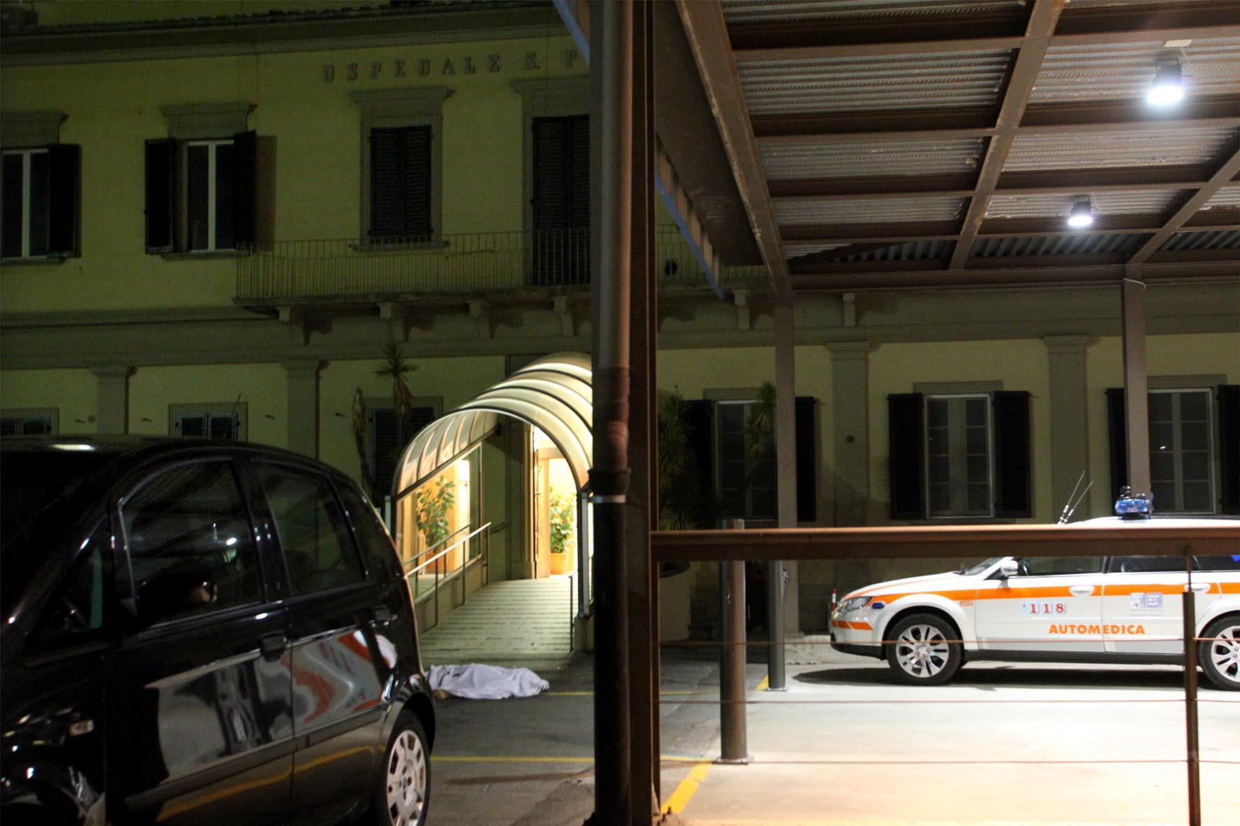 Il cadavere di Klaudio Rucaj abbandonato davanti all'ospedale di Fucecchio