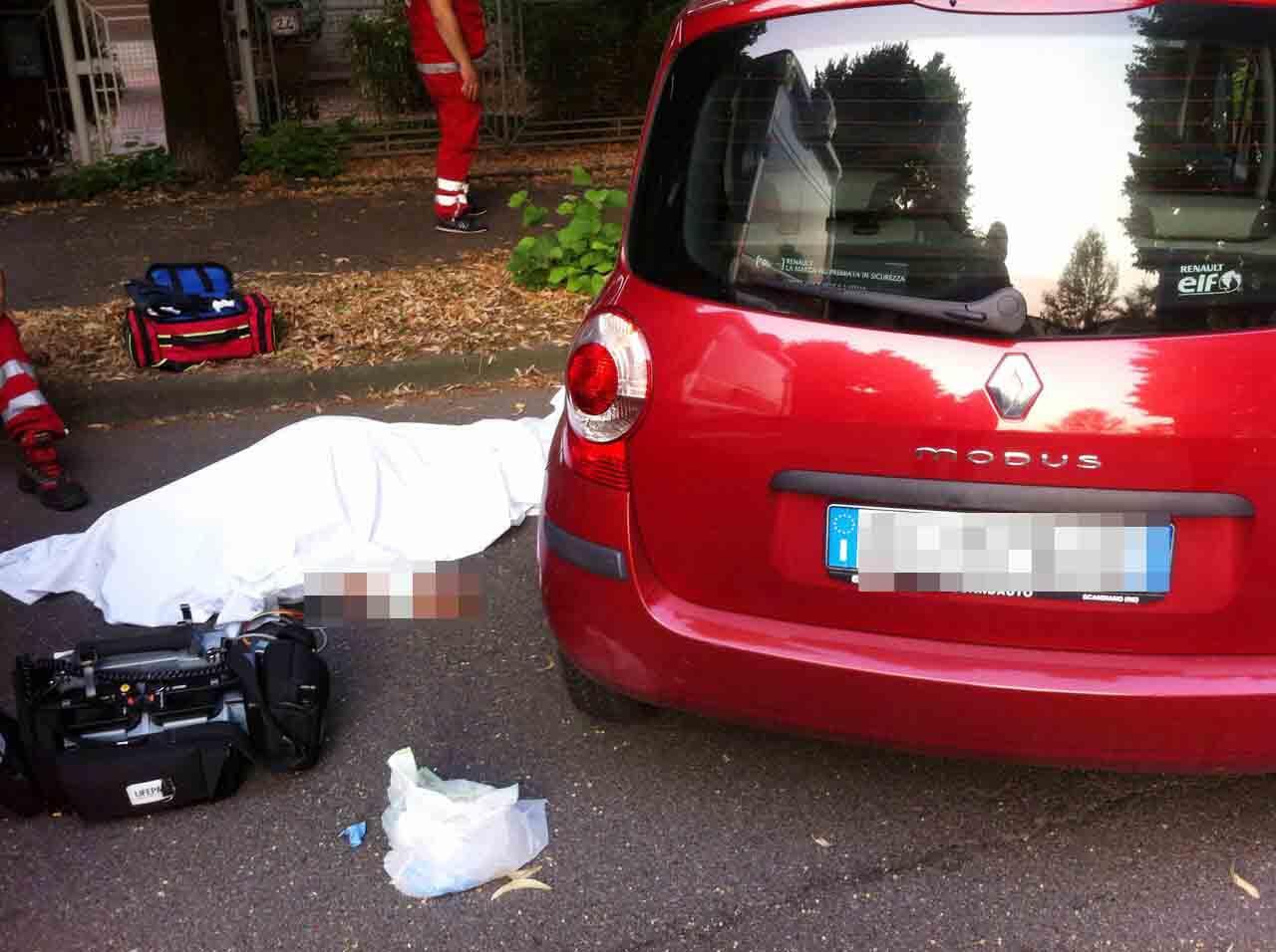 Auto sbanda e finisce contro un albero, muore un 76enne