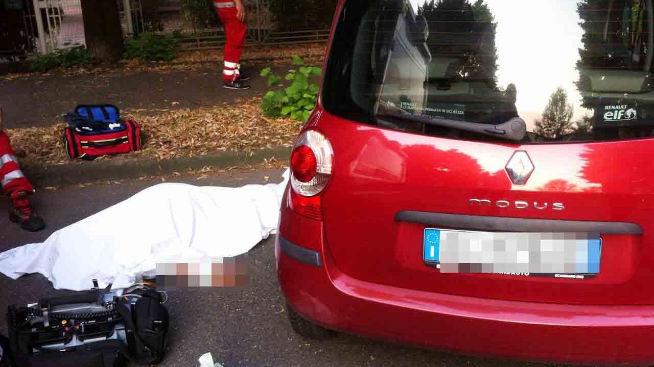 Auto sbanda e finisce contro un albero, muore un 76enne