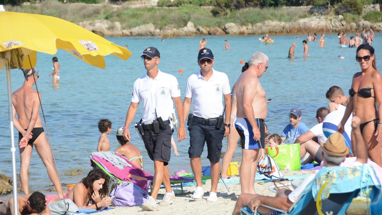 Agenti della polizia locale in spiaggia